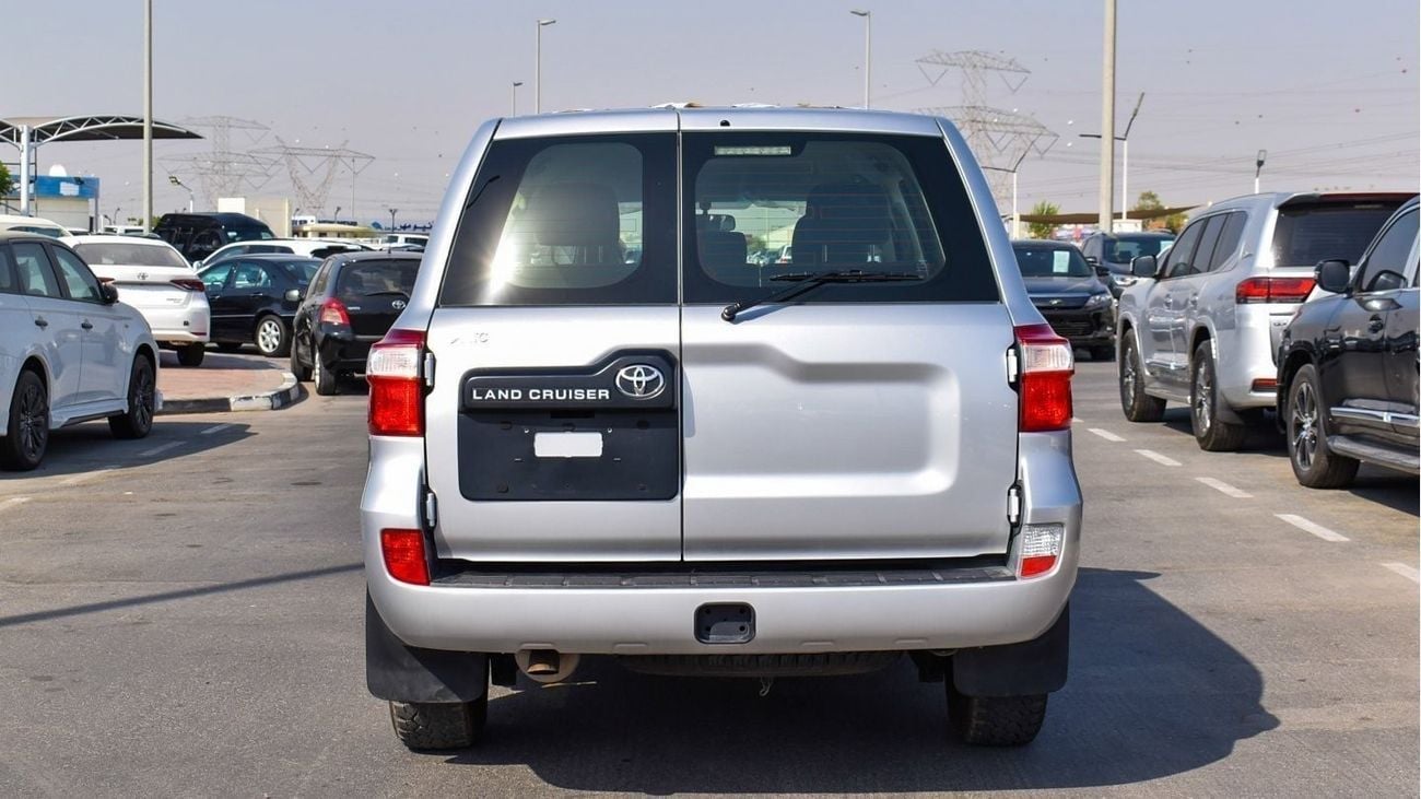 تويوتا لاند كروزر 4.0L V6 Petrol M/T