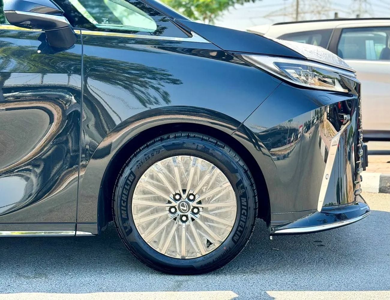 لكزس LM 350h LM 350h VIP | European Specs | Hybrid Luxury MPV
