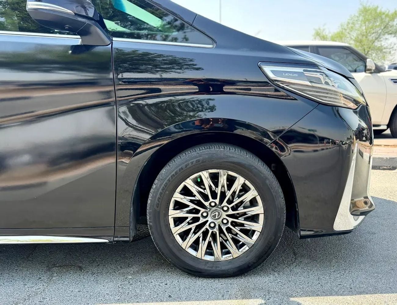 Lexus LM 300H LM 300h Hybrid | UAE - Excellent Condition | Regional Specs: