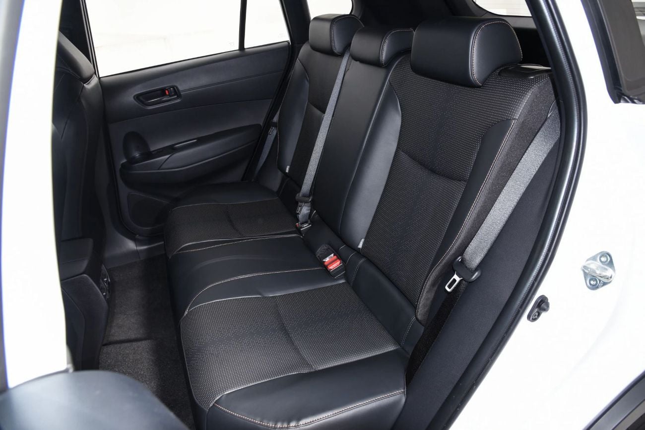 تويوتا كورولا كروس GLI Toyota Corolla Cross 2026 Elite white-black