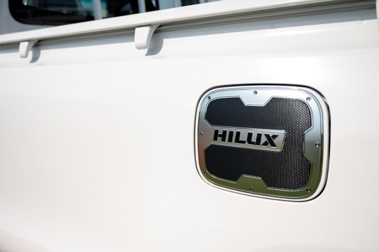 تويوتا هيلوكس Hilux 2.4 Diesel Four Wheel Drive 2 Door Manual Transmission