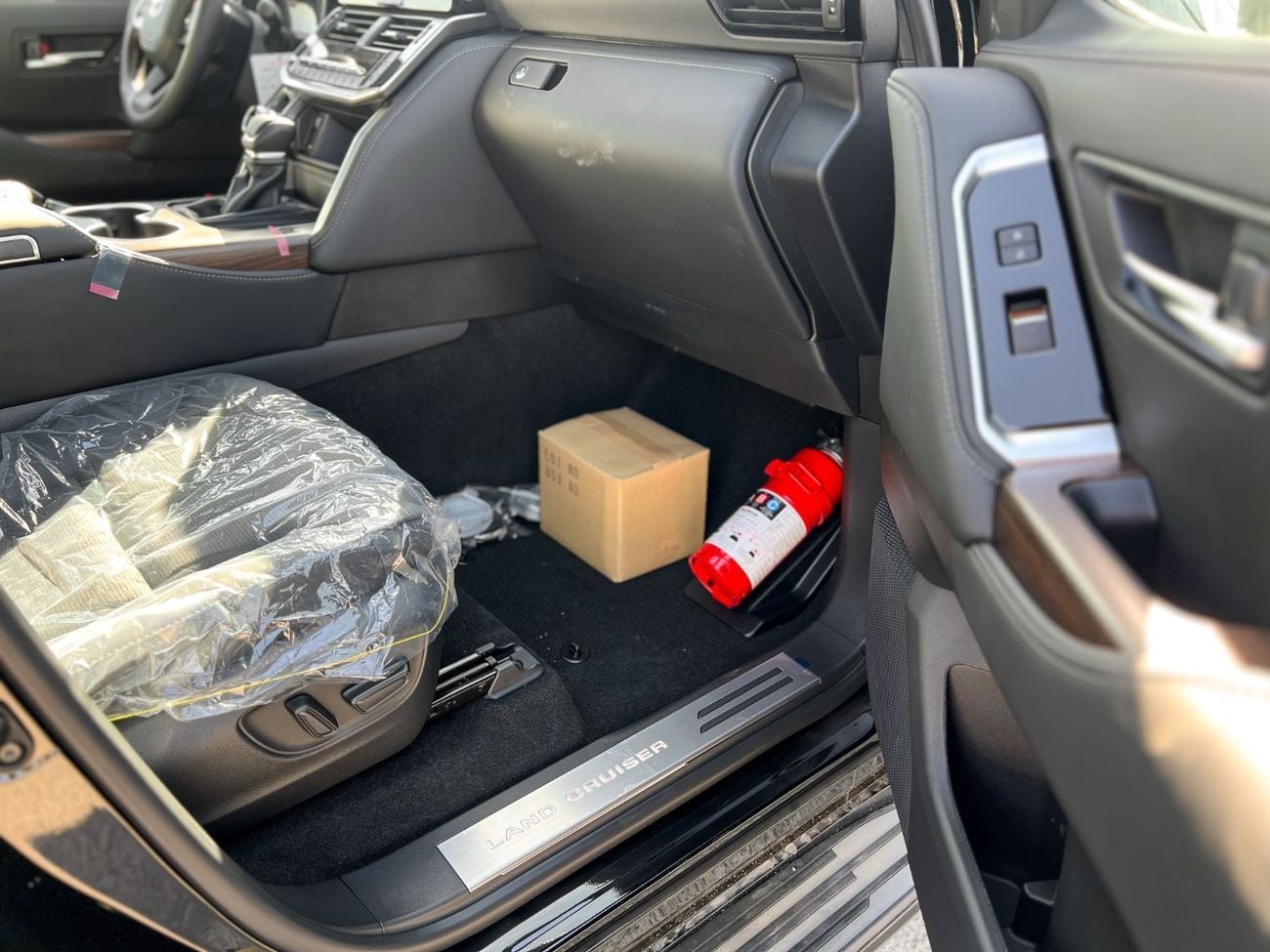 Toyota Land Cruiser EXPORT ONLY - 2026 LC300 VX 4.0L (Black Interior) (GCC Specification)