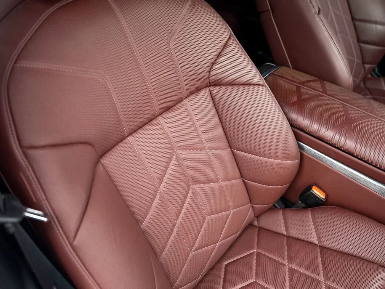 BMW 740i M SPORT BOWERS & WILKINS | PANORAMIC GLASS ROOF | BURGUNDY LEATHER