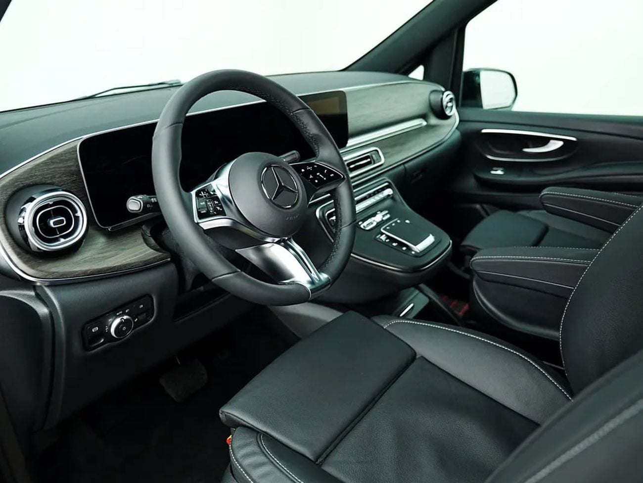 Mercedes Benz V300 AVANTGARDE Dealer WARRANTY | GCC specs | V300 AVANGARDE