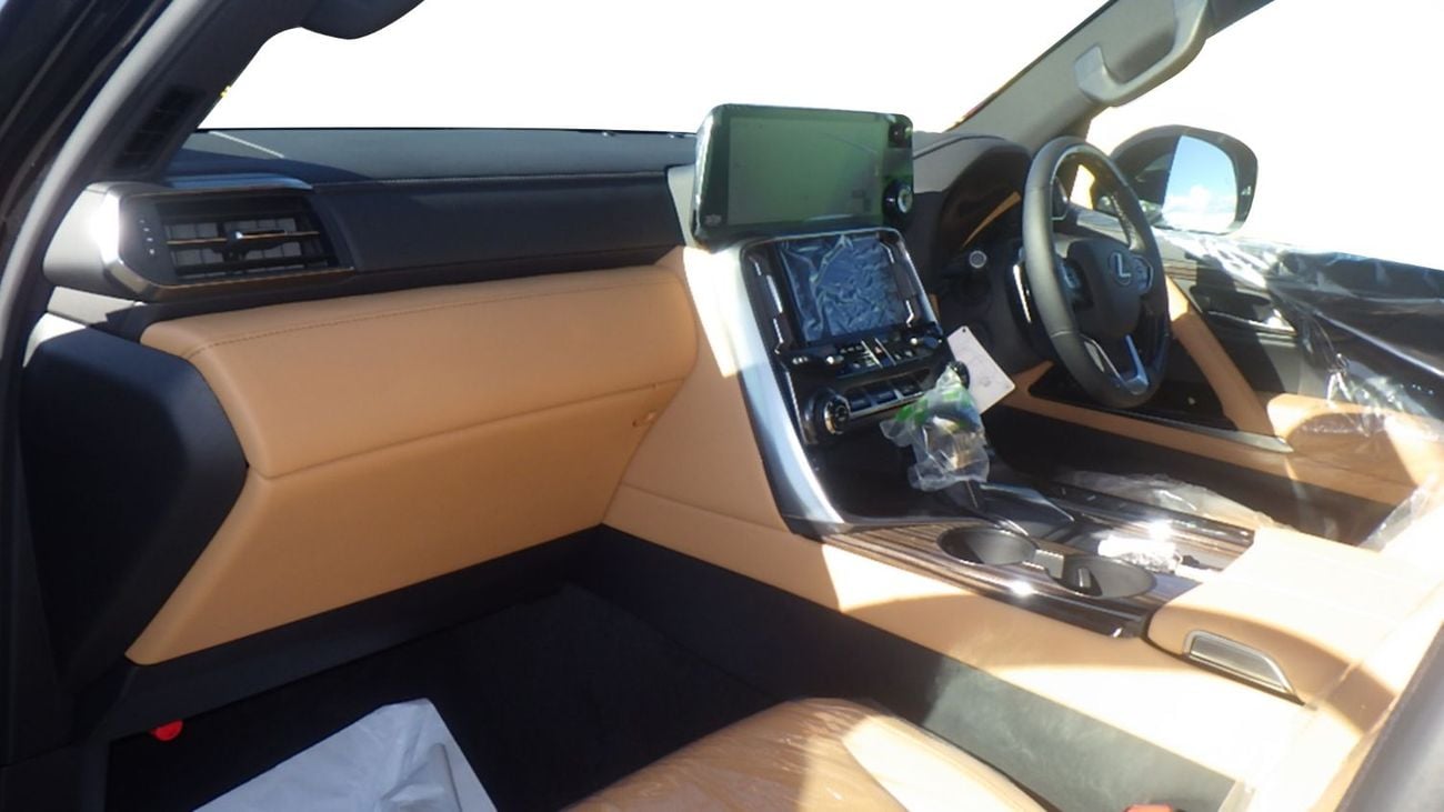 Lexus LX600 .