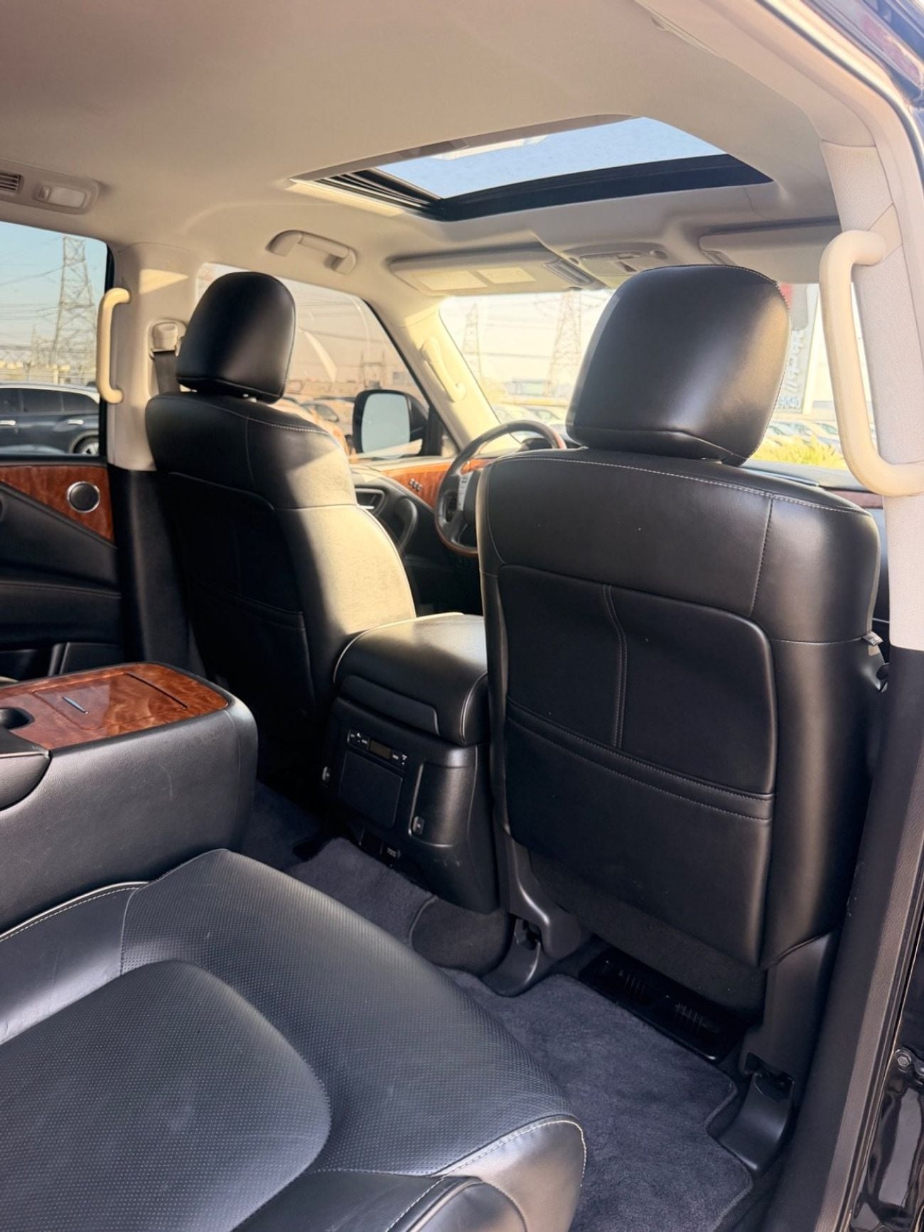 Infiniti QX80 LUXURY 4WD Full option