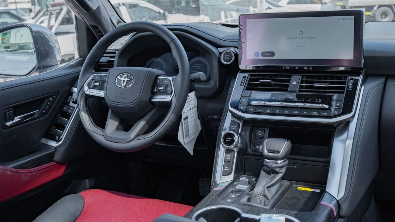 تويوتا لاند كروزر VXR 2026 Toyota Land Cruiser VXR 3.5L Twin Turbo AT Petrol (White-red)