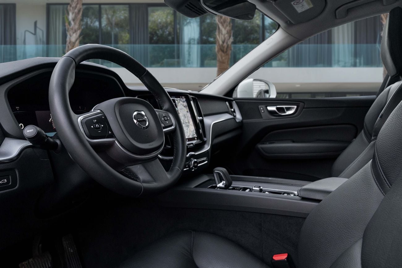 Volvo XC60 MOMENTUM B5 | 1,959 P.M | 0% Downpayment | VOLVO WARRANTY | ONE OWNER!