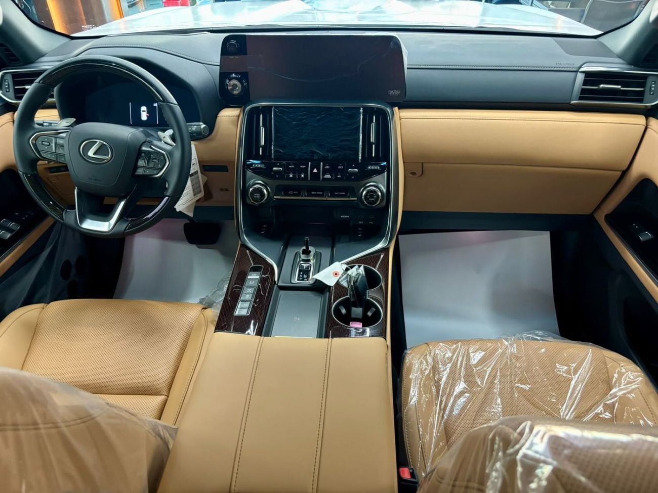 لكزس LX 700h SIGNATURE