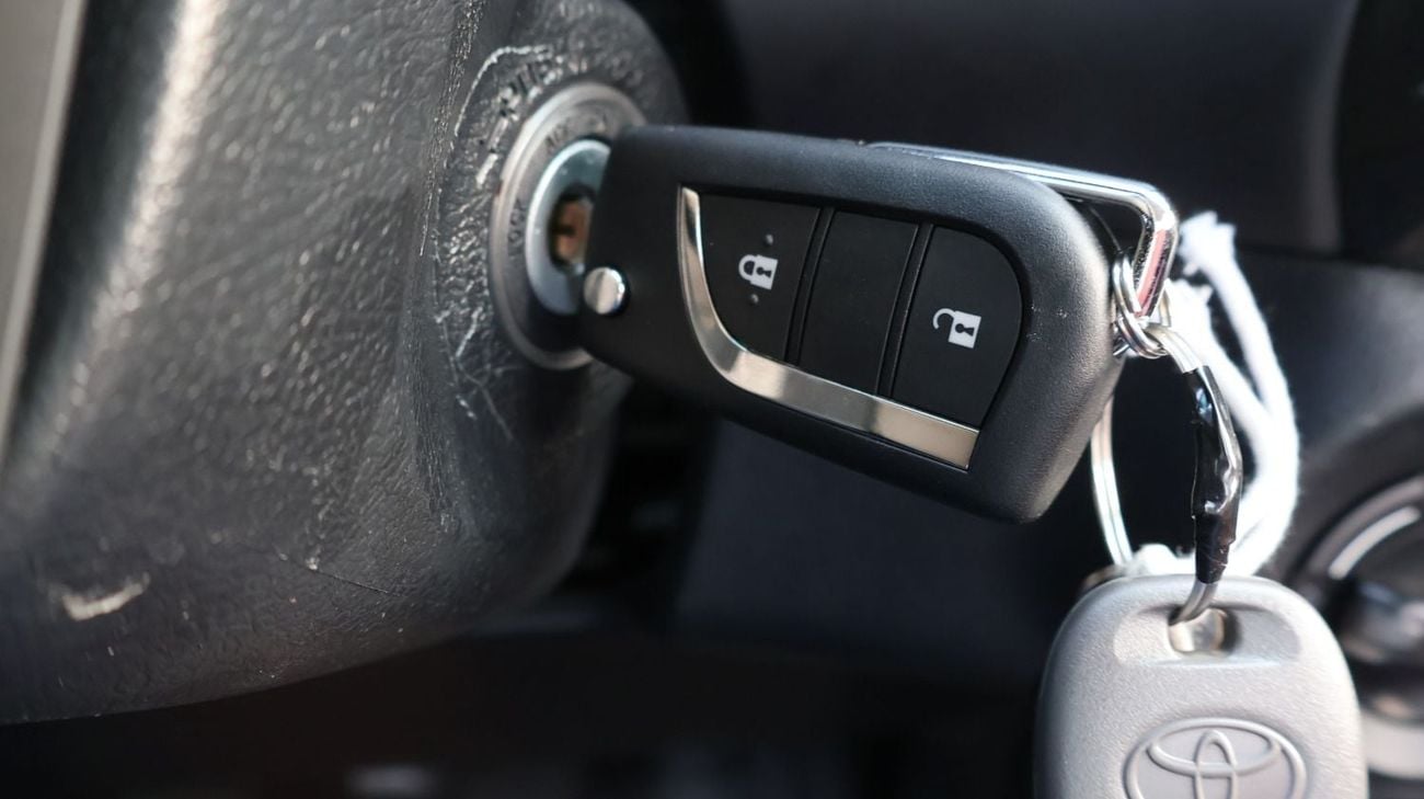 Toyota Hilux GL 2.7l single cabin manual transimition
