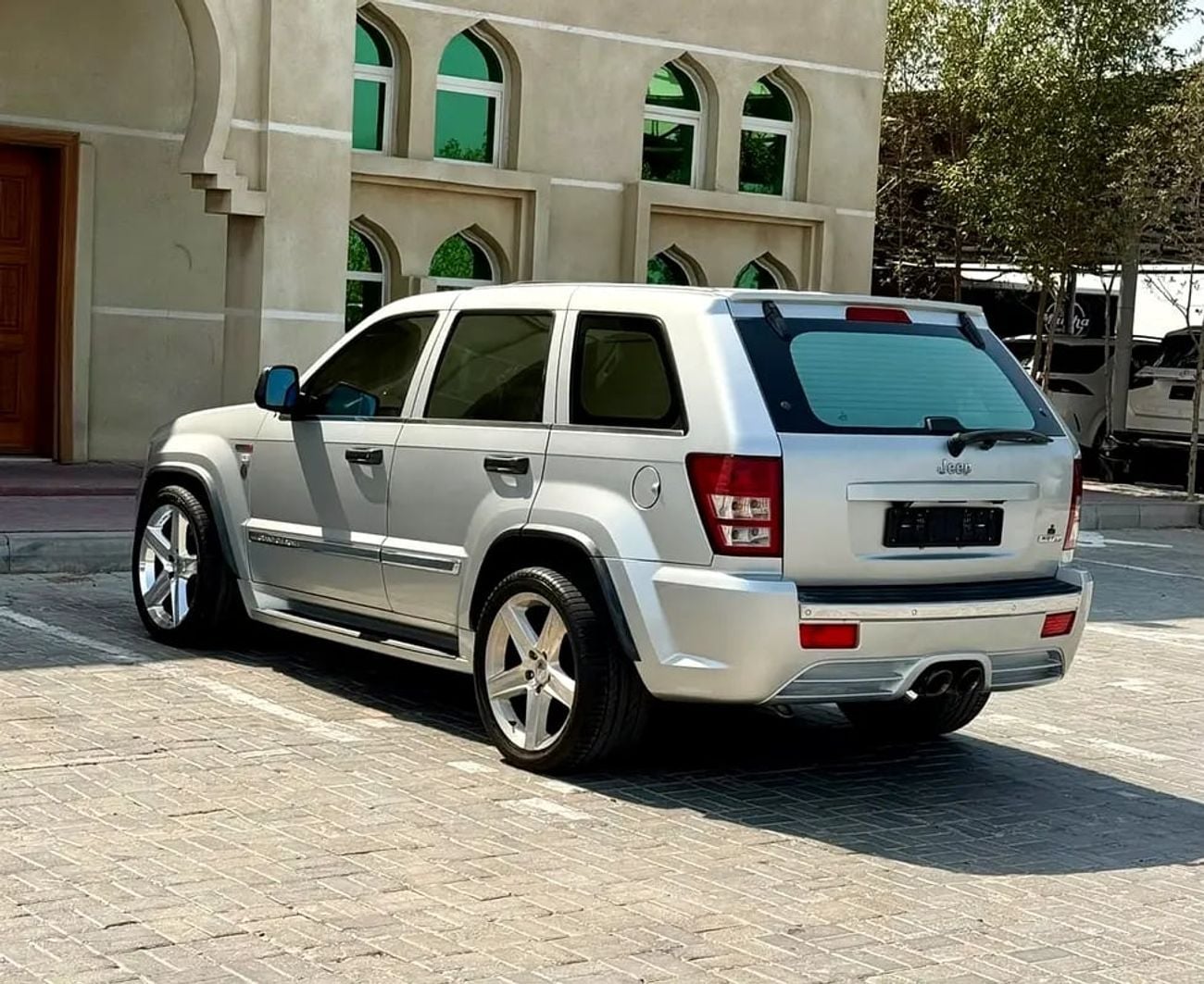 جيب جراند شيروكي SRT8 جيب جراند شيروكي SRT خليجي فل اوبشن SRT8 GCC Specs