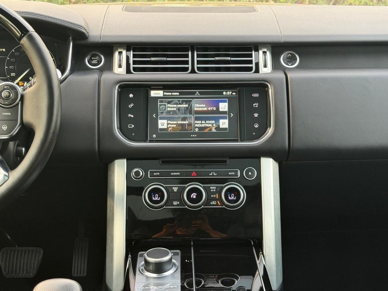 Land Rover Range Rover HSE Land Rover Range Rover HSE 2016 GCC Specs Full Service History 2 Keys First Owner One Year Warranty