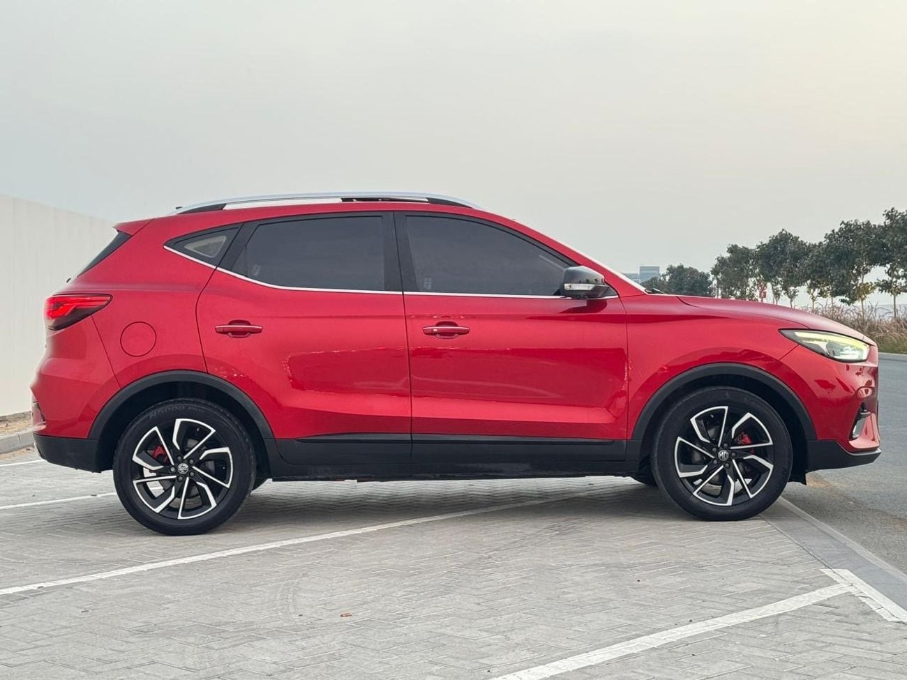 MG ZS LUX