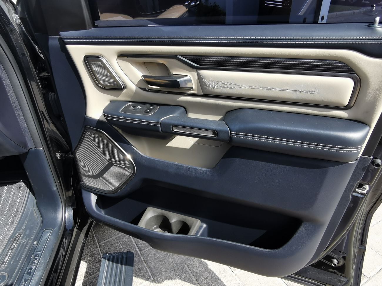 RAM 1500 LIMITED CREW GCC Specs, V8,1 Owner from new