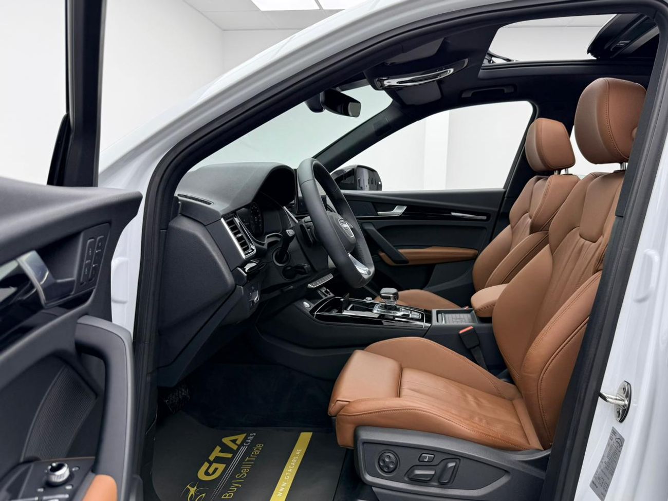 أودي Q5 45 TFSI SPORTBACK S-LINE 2024 Audi Q5 45TFSI Quattro S-Line, 2029 Audi Warranty + Service Pack, Low Km, Fully Loaded, GCC