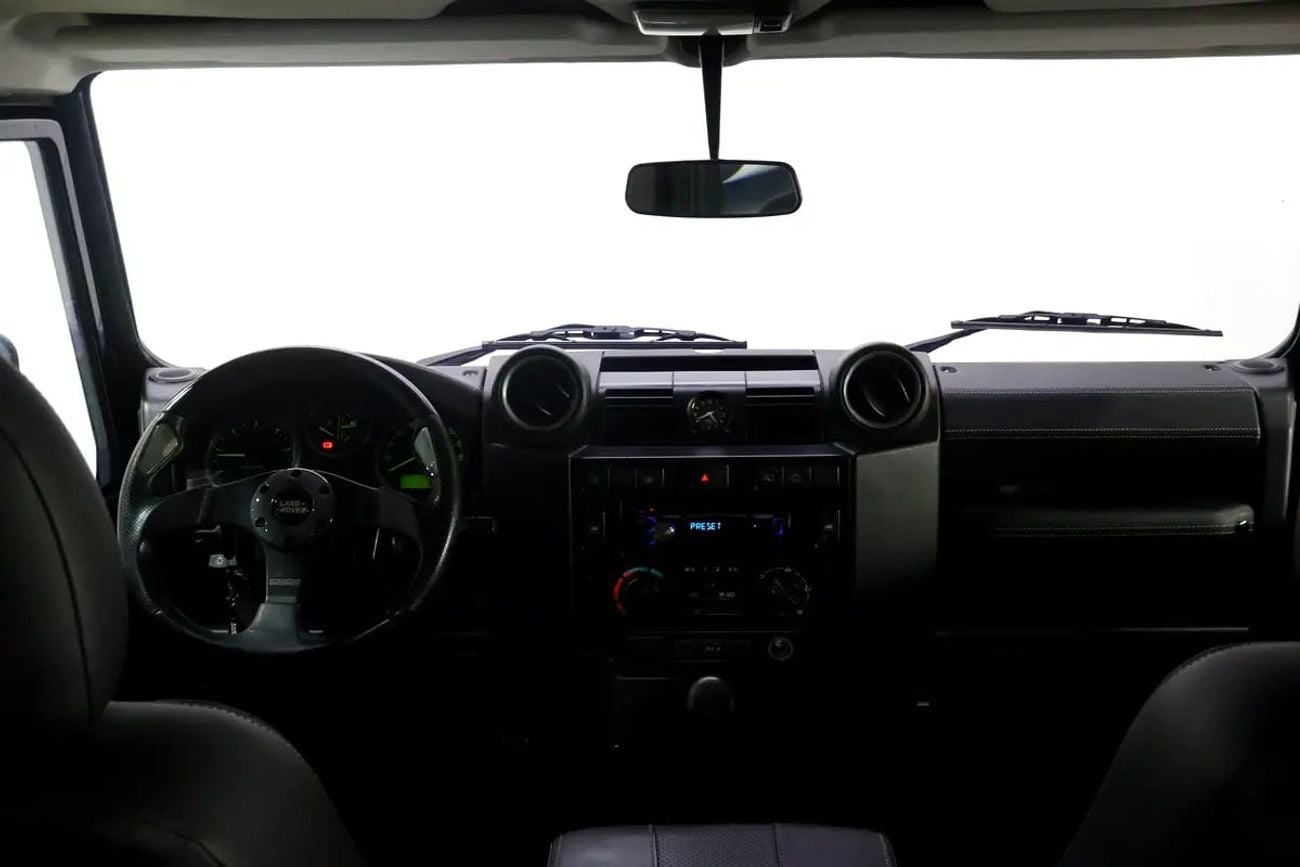 Land Rover Defender !! || GCC Specs || Manual || Super clean