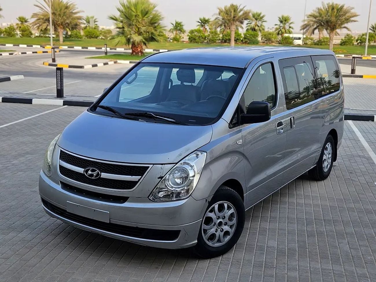 هيونداي جراند ستاريكس STANDARD DIESEL Full Automatic 12 Leather Seats Complete Condition With Low KM
