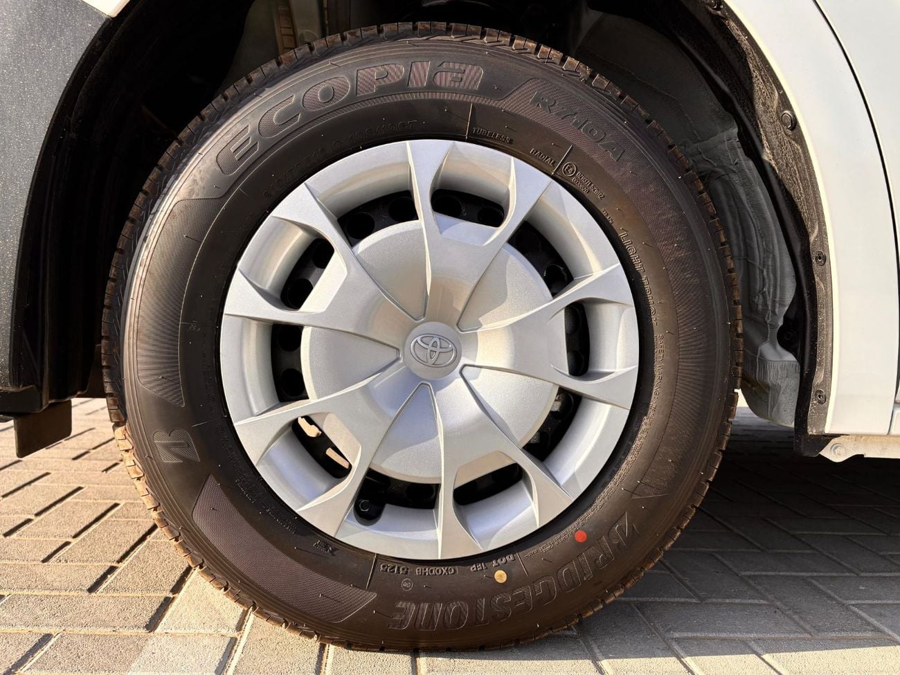 Toyota Hiace GL - STANDARD ROOF CARGO MANUAL TRANSMISSION