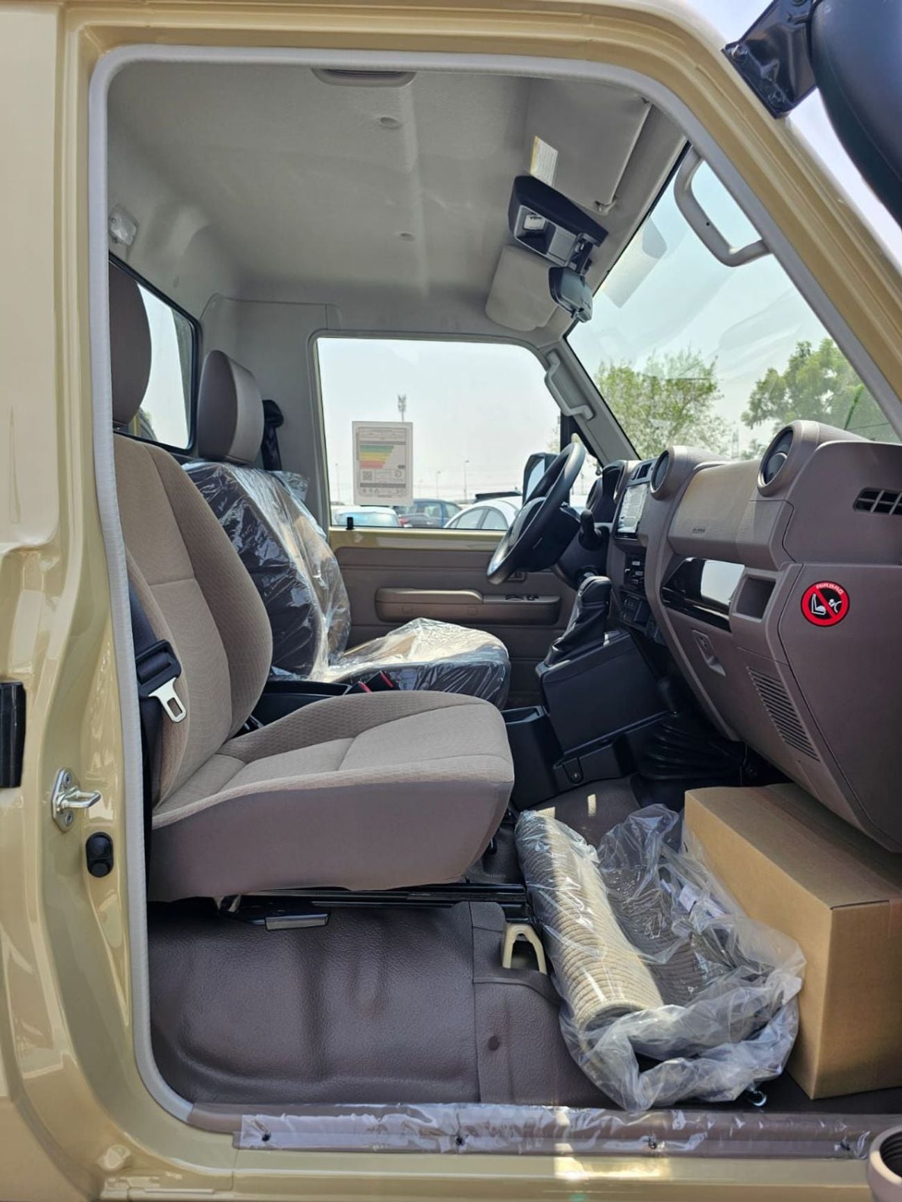 تويوتا لاند كروزر بيك آب LC79 SINGLE CABIN LC79 كابينة مفردة || محرك بنزين V6 سعة 4.0 لتر، دفع رباعي / نوافذ كهربائية / قفل تفاضلي، أنبوب تنفس