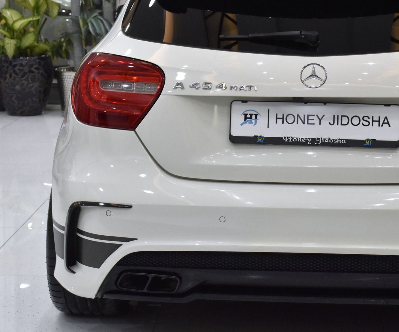 مرسيدس بنز A45 إيه إم جي عرض ممتاز لسيارة مرسيدس بنز A45 AMG 4Matic Edition 1 (موديل 2014) باللون الأبيض بمواصفات خليجية