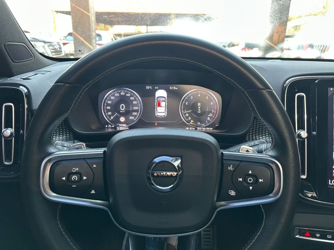 فولفو XC 40 R DESIGN فولفو XC40 T4 موديل 2020 بمواصفات خليجية، كروس أوفر فاخرة بتصميم رياضي وتجهيزات أمان وراحة متقدمة، م