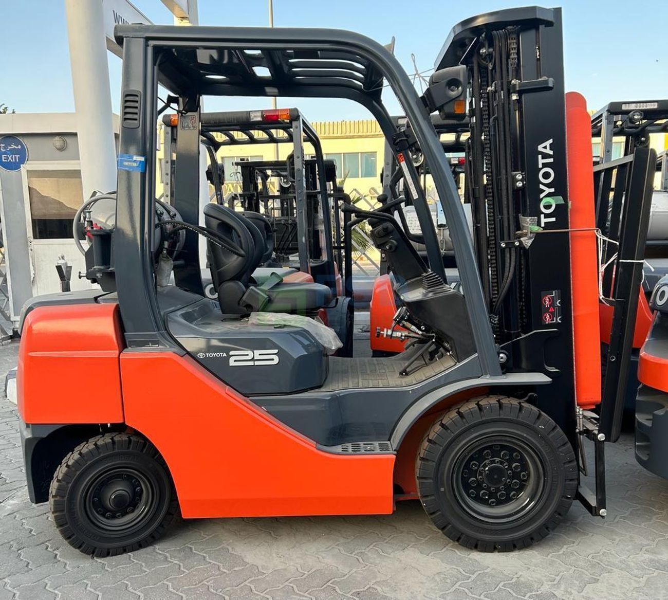 Toyota Fork lift Forklift TOYOTA 2.5 TON 3 STAGE Gasoline/LPG FORKLIFT TRUCK MODEL 32-8FG25 (Export Only)