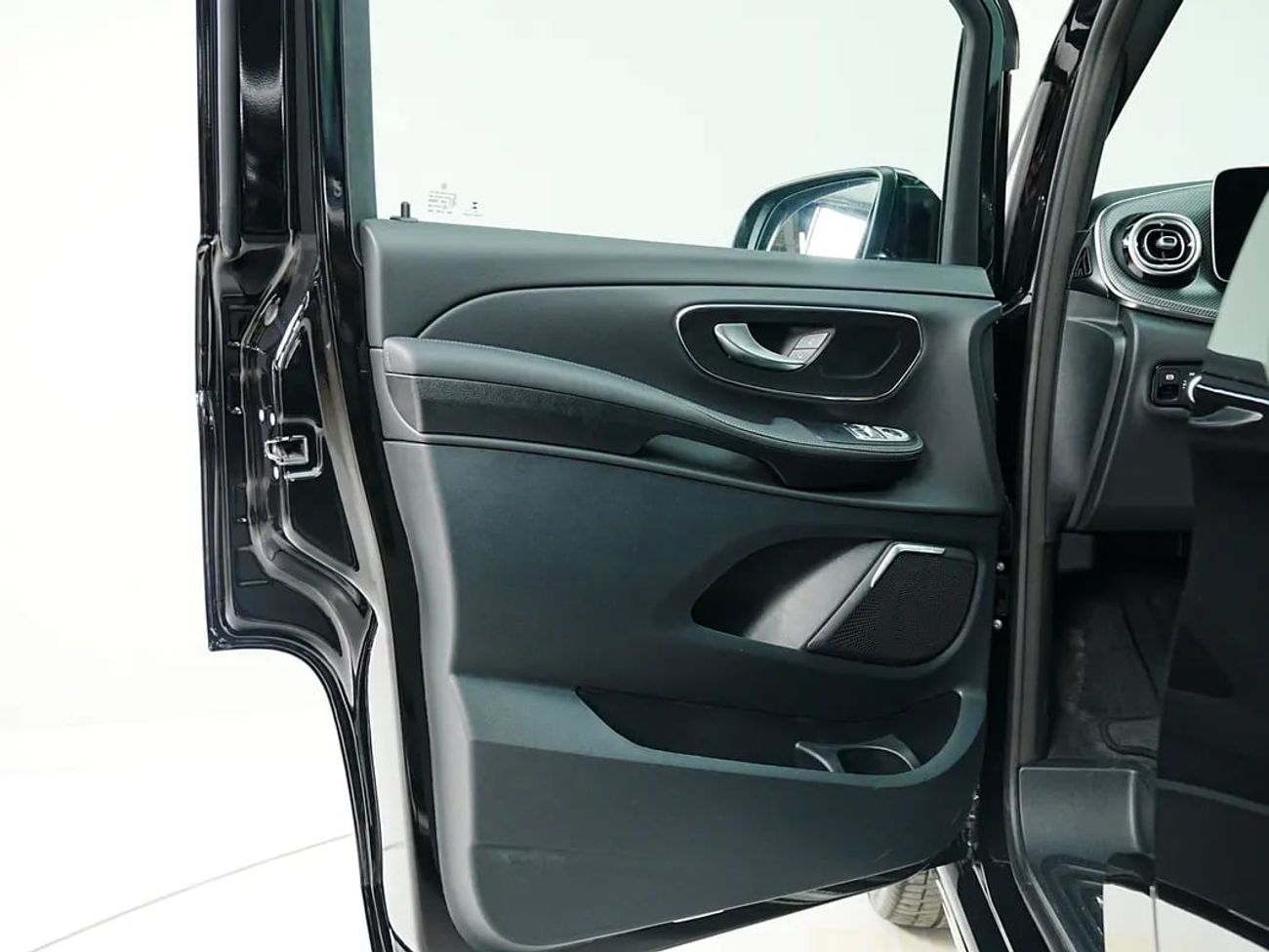 مرسيدس بنز V 300 AVANTGARDE Dealer WARRANTY | GCC SPECS | V300 AMG Line