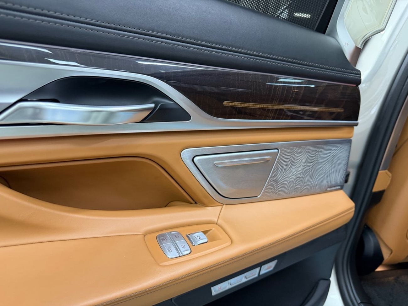 BMW 750Li XDRIVE LUXURY EXECUTIVE GCC .. FSH .. Perfect Condition .. Top Range .. Low Milegea