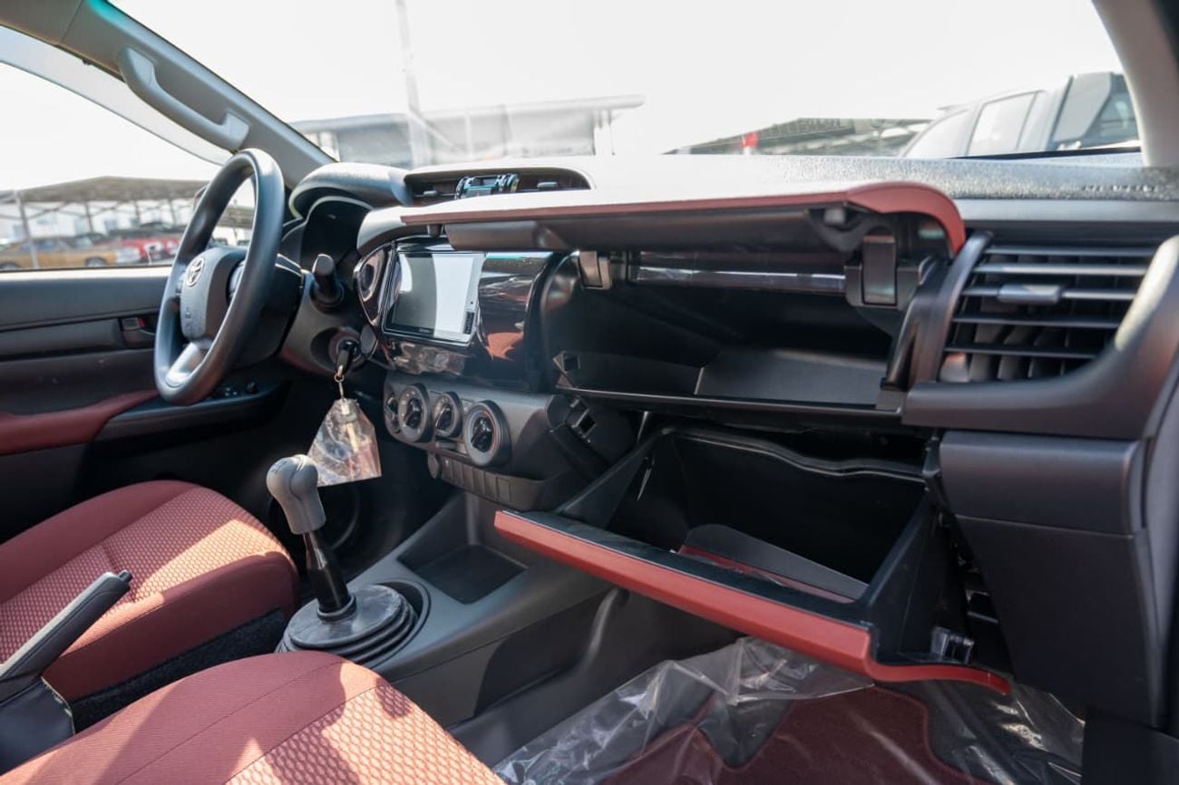 تويوتا هيلوكس Hilux 2.4 Diesel Four Wheel Drive 2 Door Manual Transmission