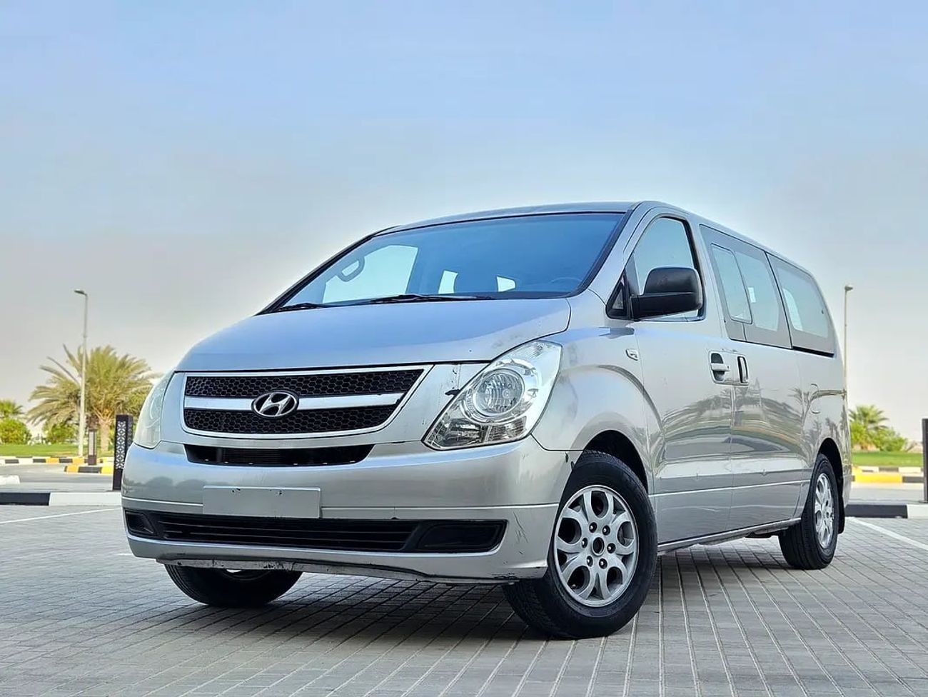 هيونداي جراند ستاريكس STANDARD DIESEL Full Automatic 12 Leather Seats Complete Condition With Low KM