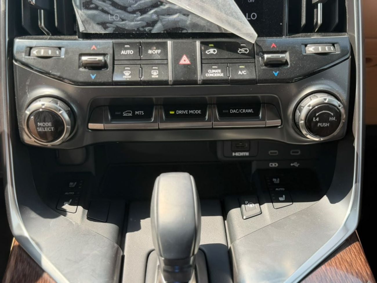 Lexus LX700h SIGNATURE LX700 HYBRID FULL WITH AUTO PARK 2025 GCC