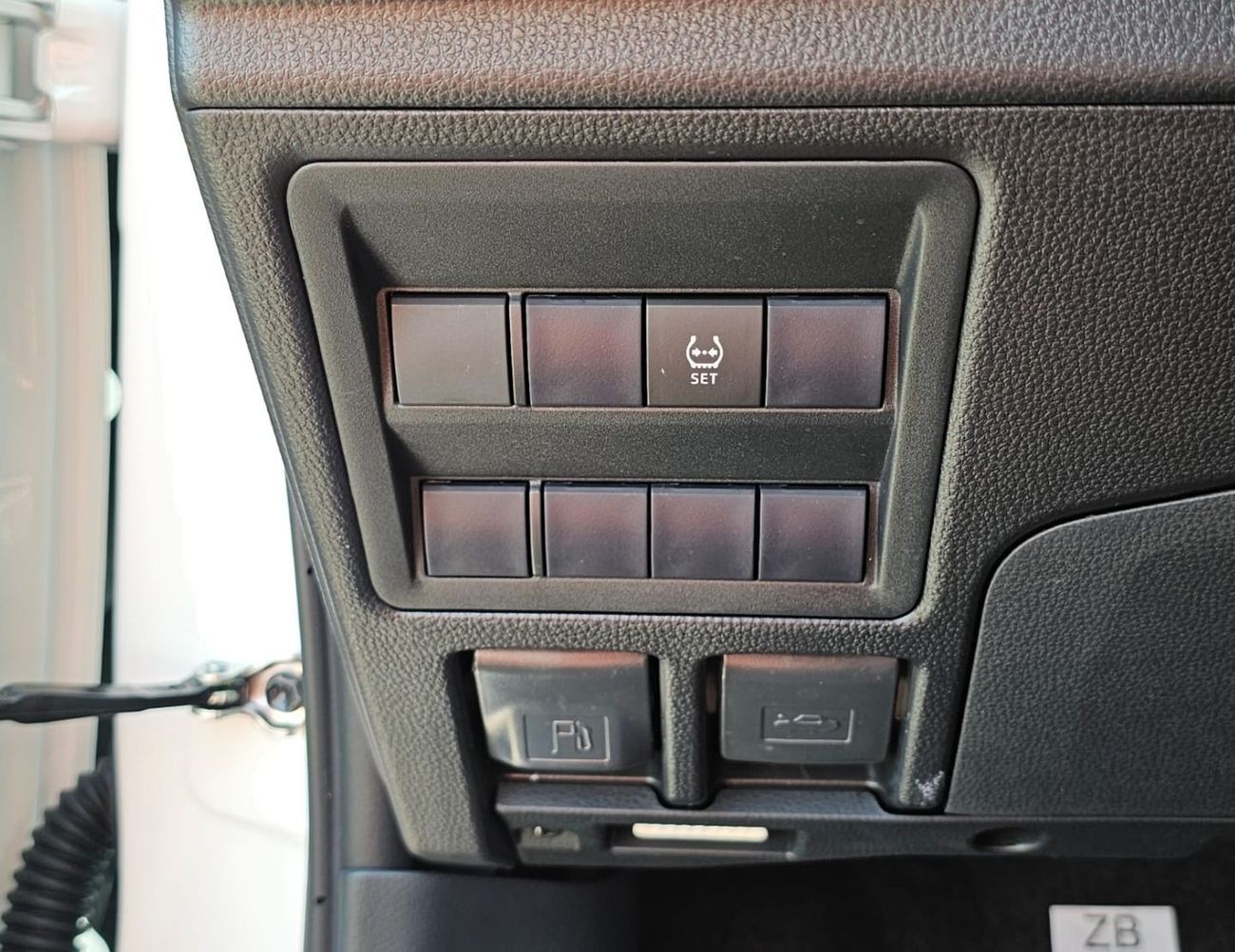 Toyota Hilux HILUX TOYOTA HILUX PICK-UP BASIC DOUBLE CABIN || PETROL AT 2.7L V4 4WD | WHITE 2027