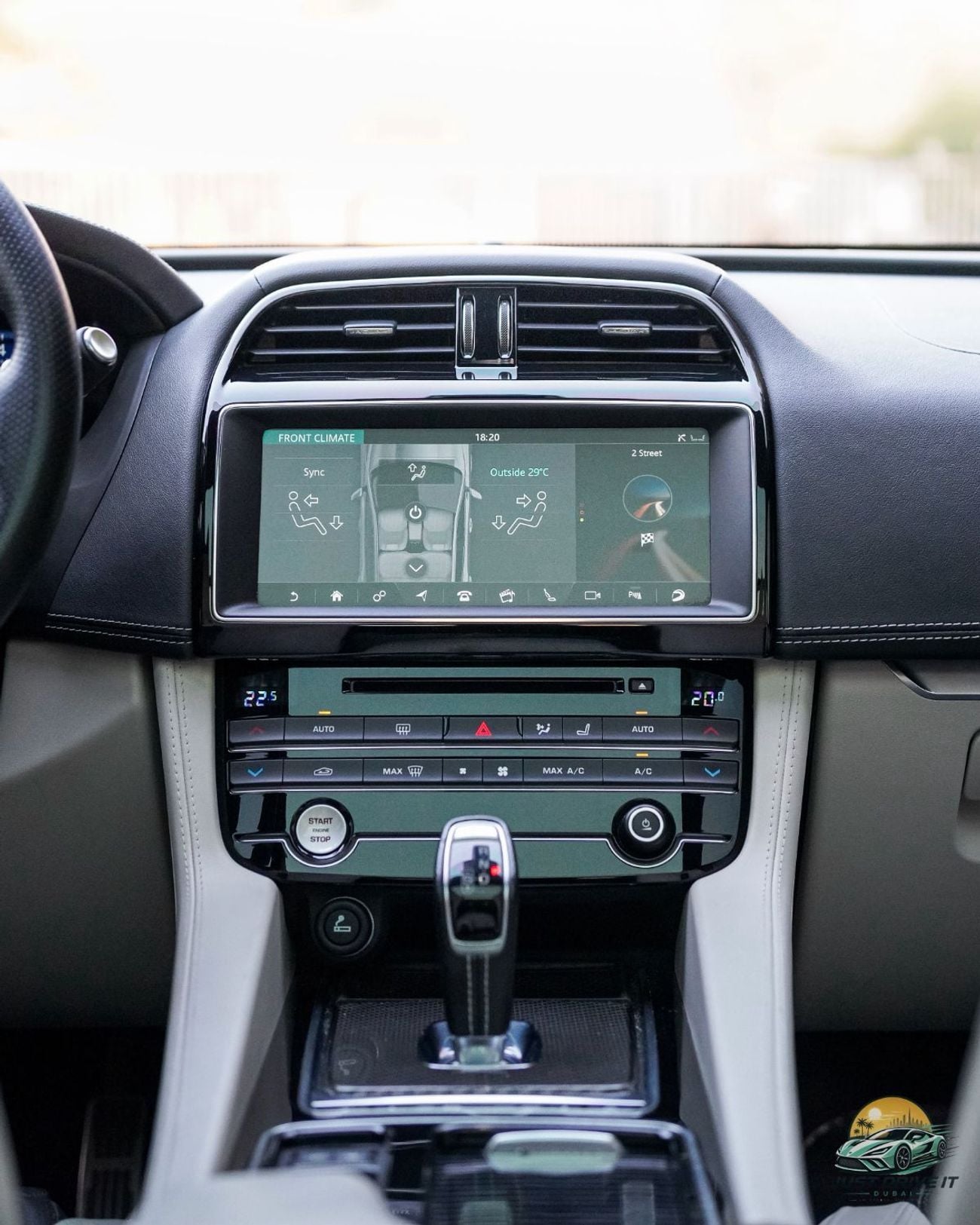 Jaguar F-PACE SVR