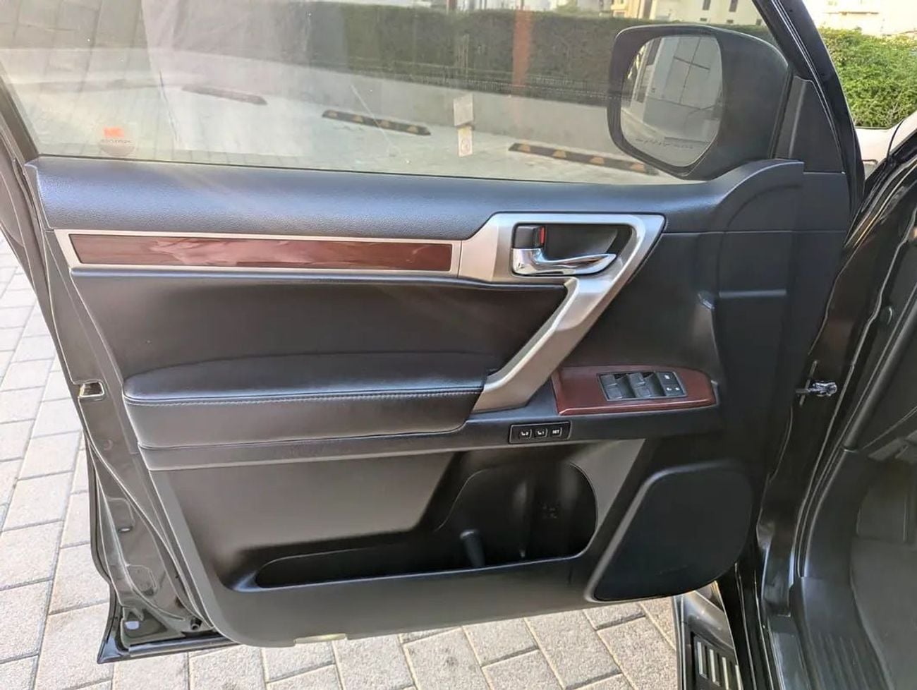 لكزس GX 460 بلاتينيوم سيارة موديل 2019 بمحرك V8 سعة 4.6 لتر، بمواصفات خليجية، بحالة داخلية وخارجية ممتازة.