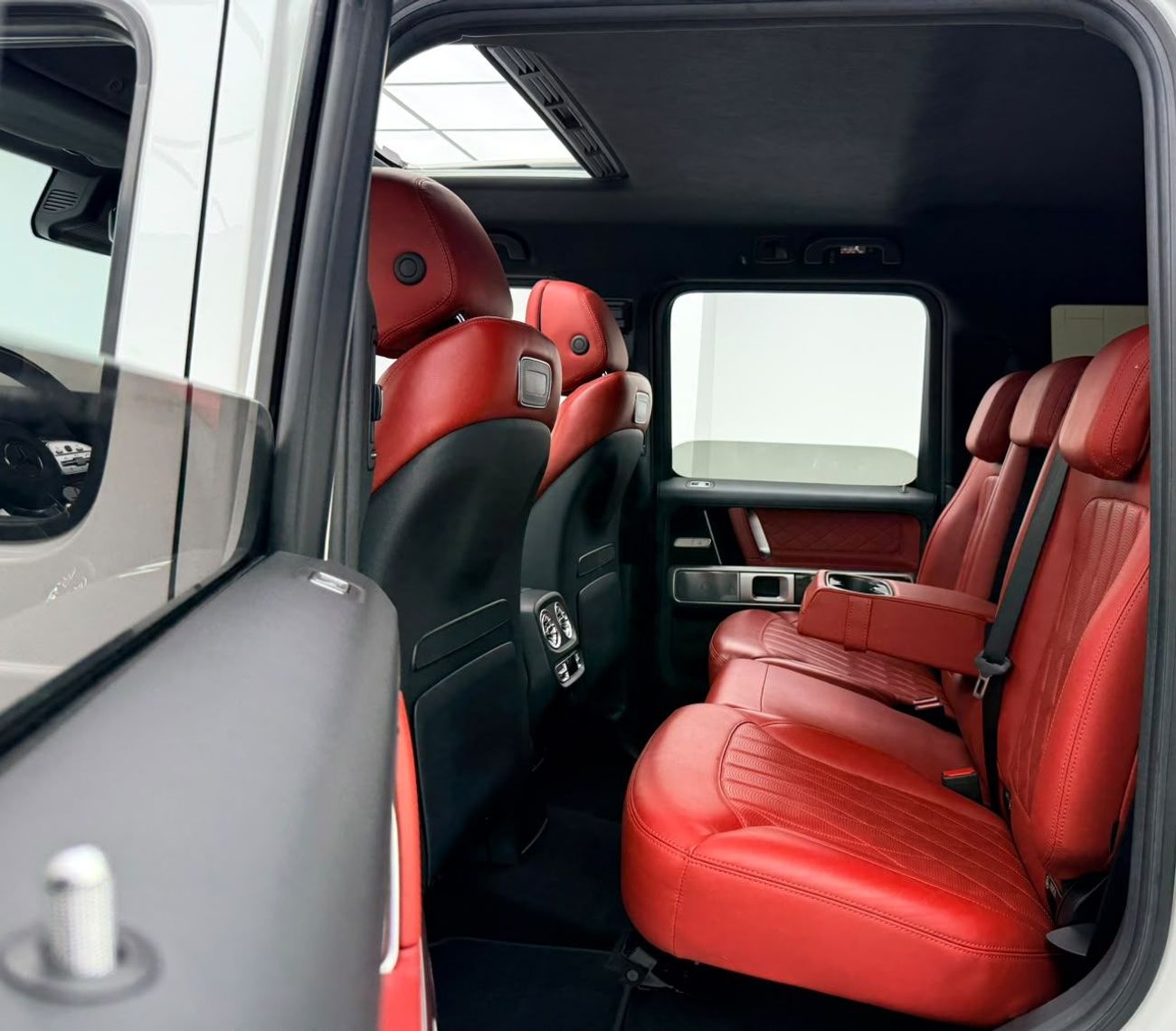 مرسيدس بنز G 63 AMG STANDARD مرسيدس بنز G63 AMG موديل 2022، باقة نايت، ضمان، سجل صيانة كامل، مقصورة داخلية من ألياف الكربون، دول