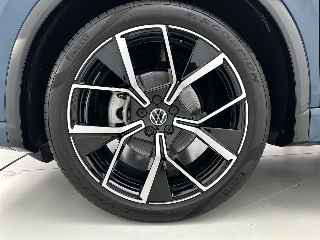 فولكس واجن تيجوان R-LINE 1.4L | Premium R-Line Interior | Panoramic Sunroof | Digital Cockpit Pro | Ambient Lighting | Rear C