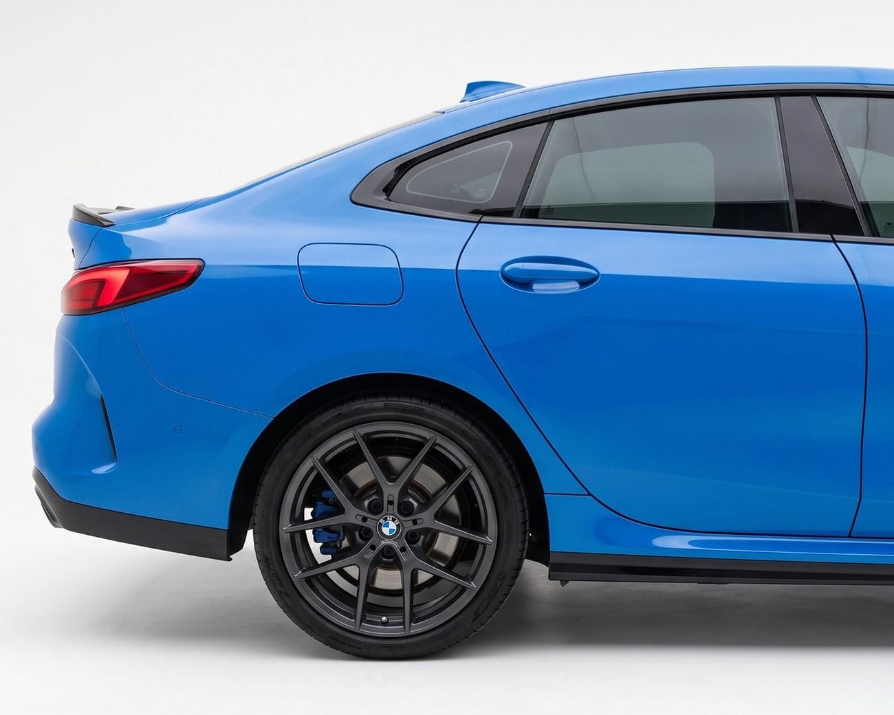 بي أم دبليو M235i جران كوبيه M SPORT | ٢٠٢٣ | طقم إم سبورت | ٢١٥٤ درهمًا إماراتيًا شهريًا
