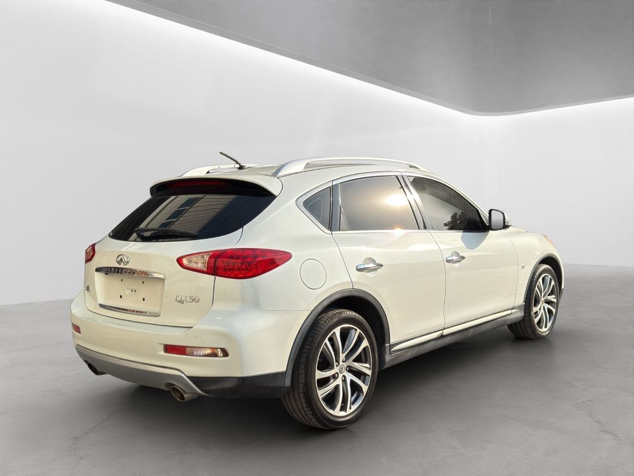 Infiniti QX50 PREMIUM 2018 Infiniti QX50 Premium | 3.7L V6 | GCC Specs | White / Brown