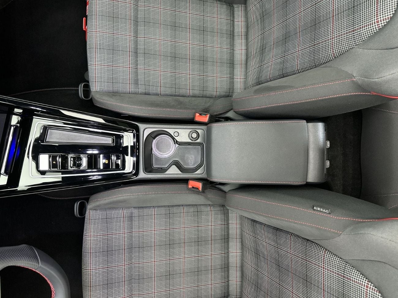 فولكس واجن جولف GTI جولف GTI سعة 2.0 لتر | فتحة سقف بانورامية | 245 حصان | مواصفات خليجية | ناقل حركة DSG بسبع سرعات