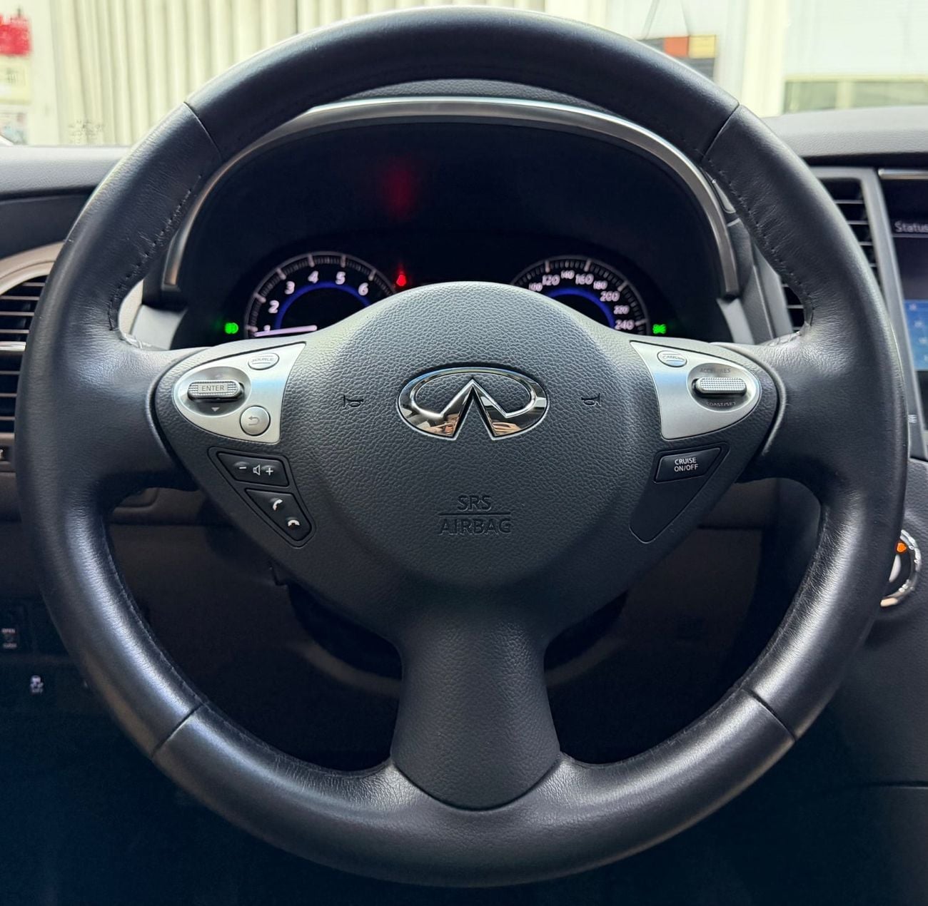 Infiniti QX70 LUXURY GCC .. Perfect condition .. V6 .. Top Range