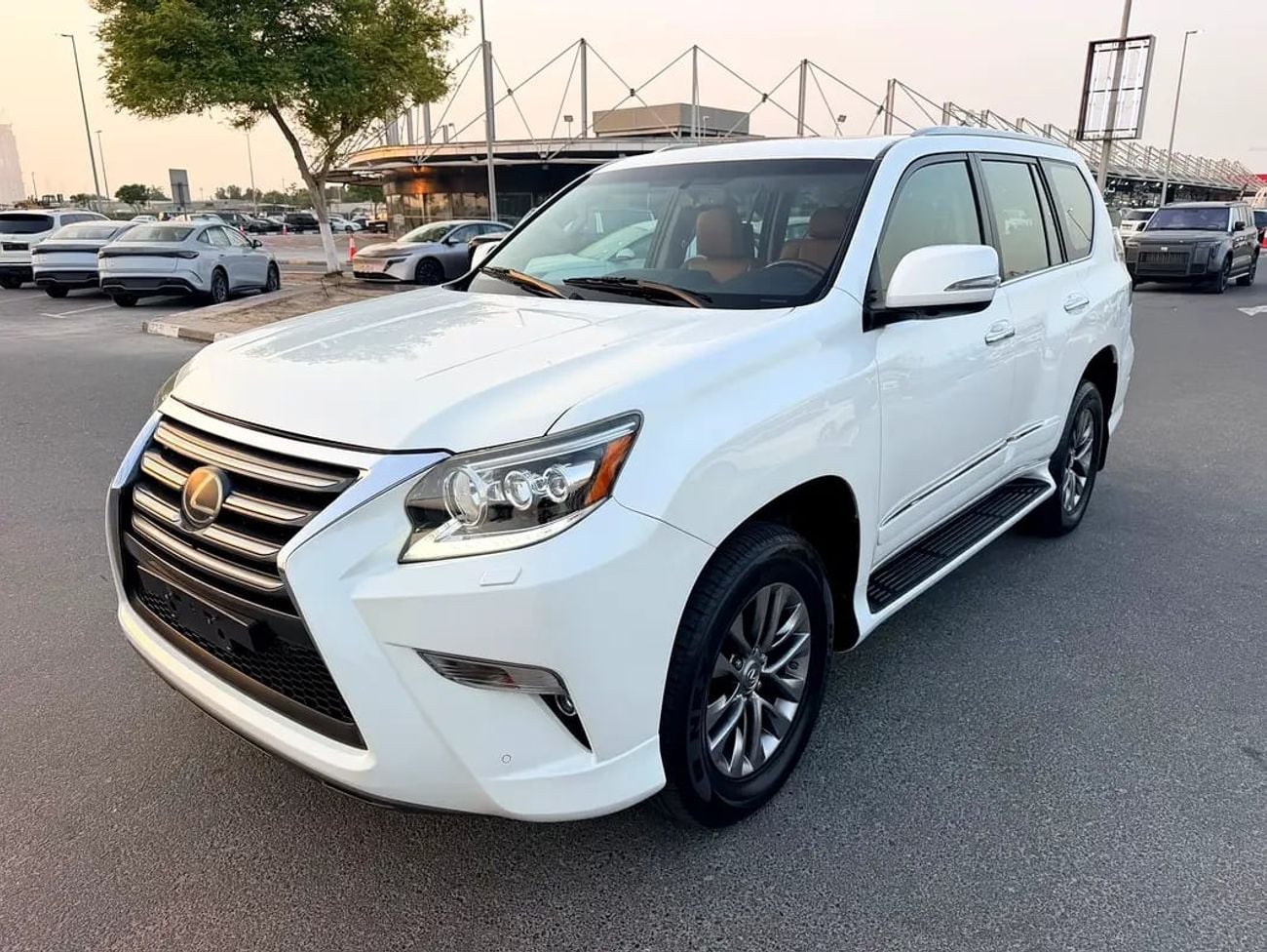 Lexus GX460 PLATINUM GCC Specs single owner