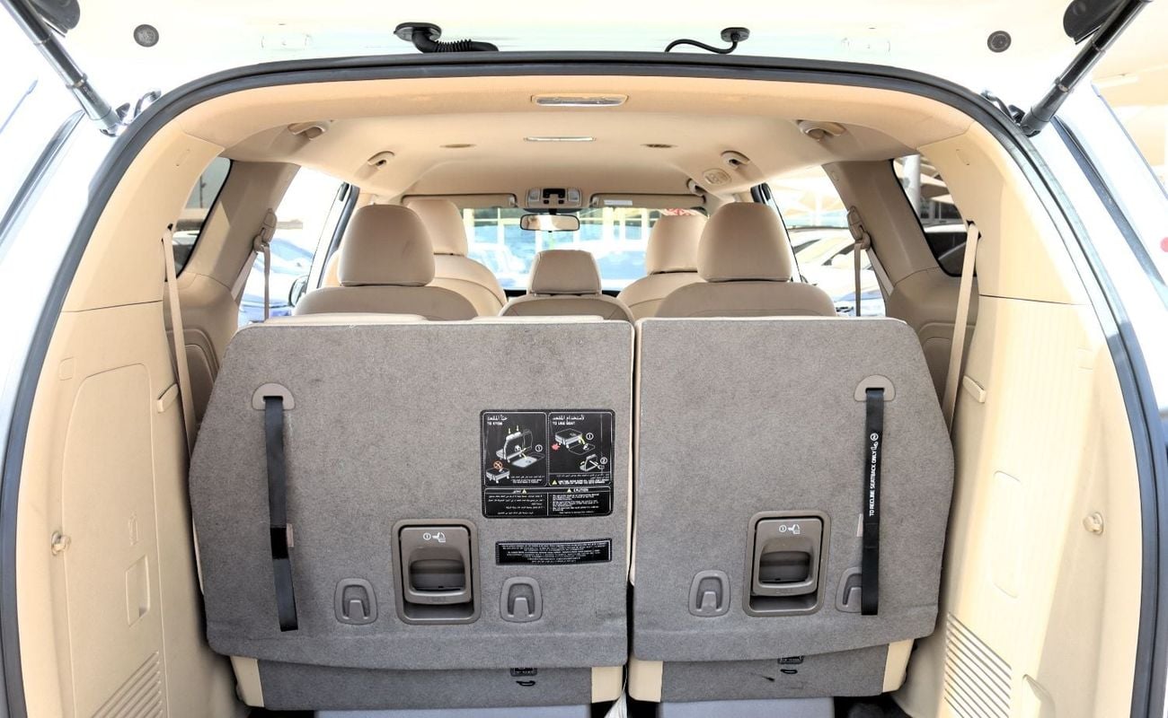 Kia Carnival EX ACCIDENTS FREE - GCC - PERFECT CONDITION INSIDE OUT - MID OPTION