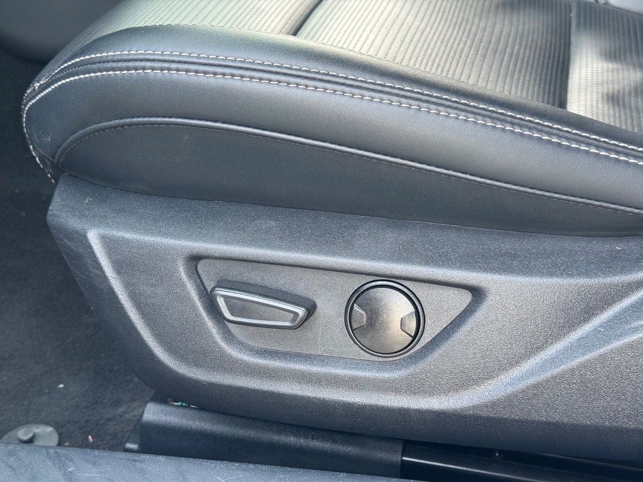 Ford Mustang STANDARD ECO BOOST / LOW MILEAGE/BIG SCREEN / RADAR / WIRELESS CHARGER/LANE DEPARTURE/BLIND SPOTS/