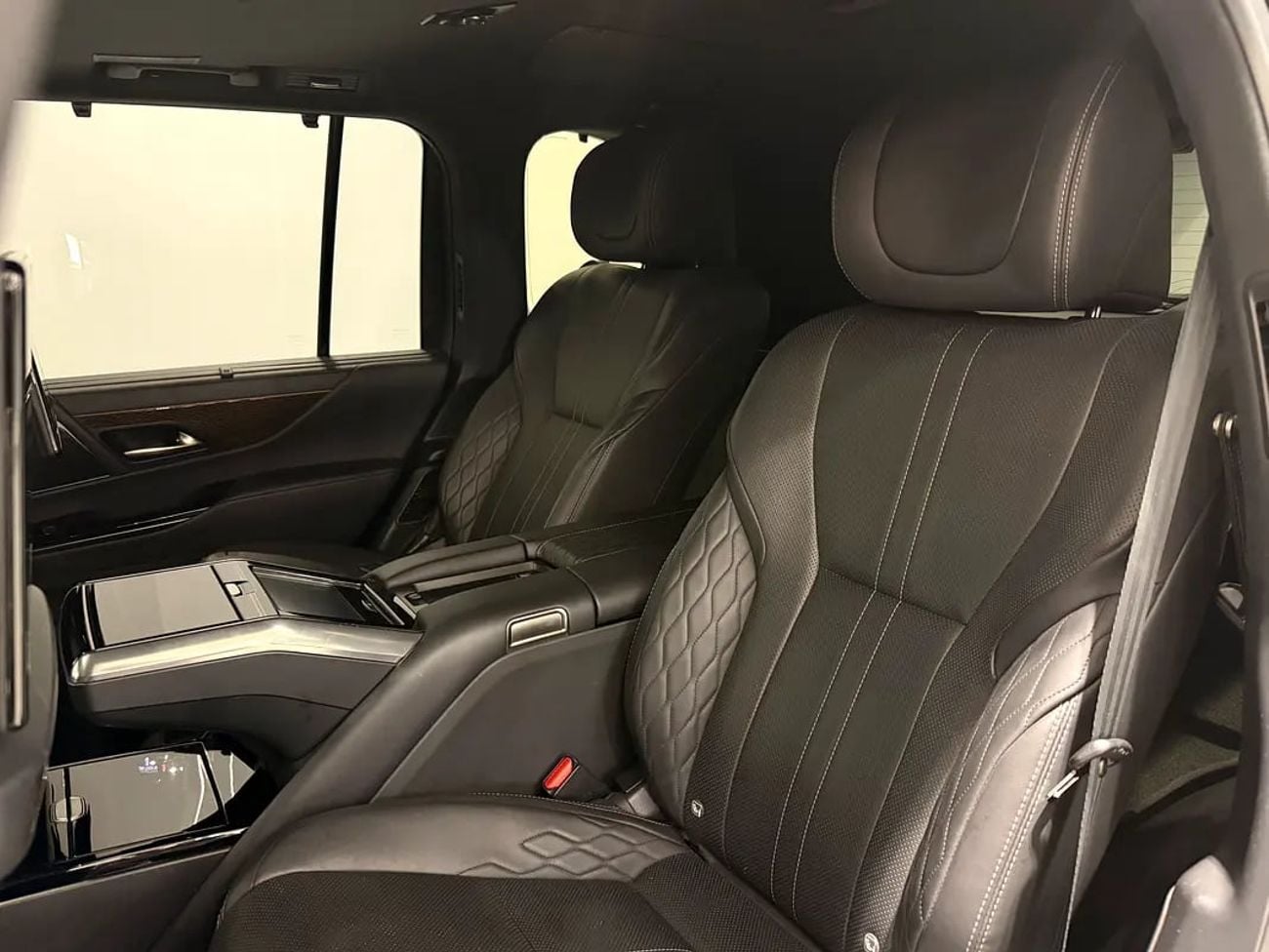 Lexus LX600 VIP GCC Specs - Dealership Warranty - Mint Condition