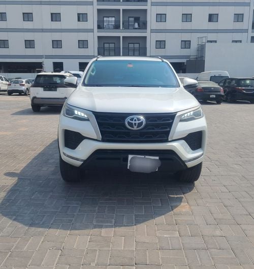 Toyota Fortuner EXR 2.7L v4 petrol Engine Colour White Transmission Automatic 7seats power steering power window contro