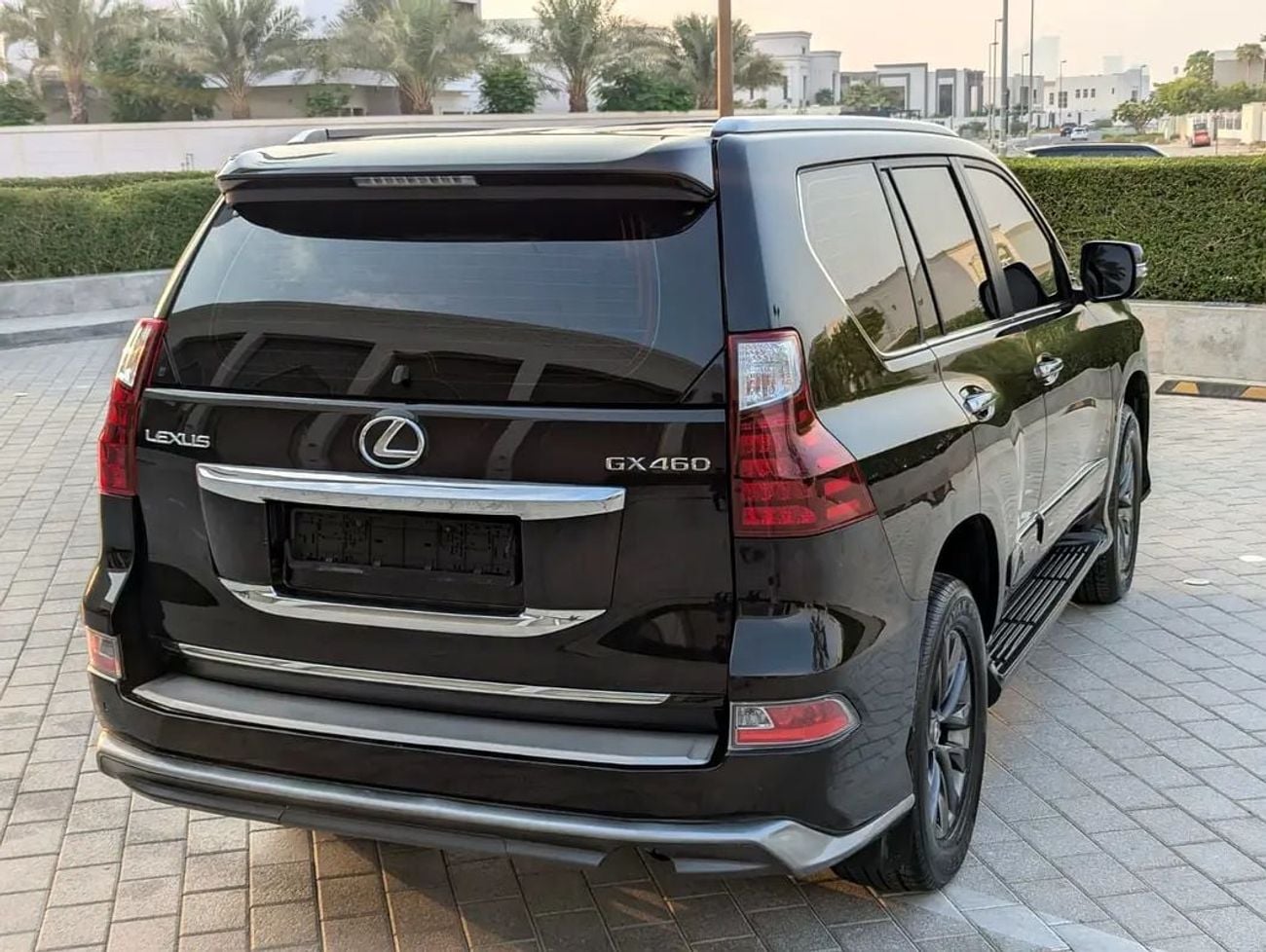 لكزس GX 460 بلاتينيوم سيارة موديل 2019 بمحرك V8 سعة 4.6 لتر، بمواصفات خليجية، بحالة داخلية وخارجية ممتازة.