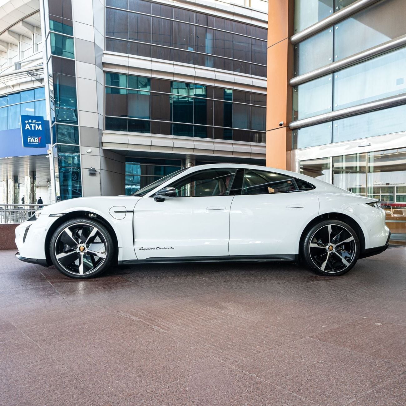 بورش تايكان TURBO