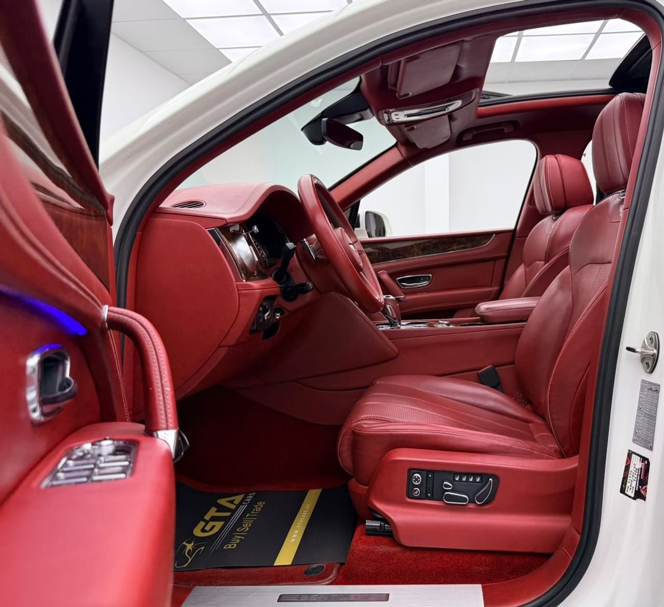 Bentley Bentayga SIGNATURE 2018 Bentley Bentayga W12, Service History, Fully Loaded, Excellent Condition, GCC