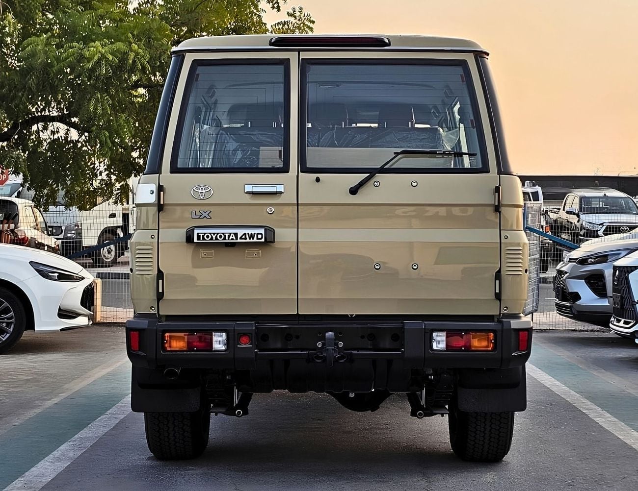 Toyota Land Cruiser 70 TOYOTA LANDCRUISER LC76 HARDTOP 5DOOR LX Z1 || 2.8L DIESEL V4 A/T 4WD | RADAR | WINCH ,SNORKEL | FUL