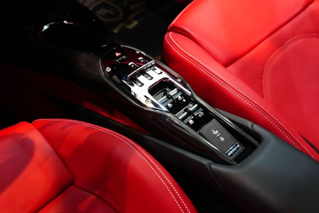فيراري 296 GTB GTS حزمة أنظمة مساعدة السائق المتقدمة الكاملة، نظام أبل كاربلاي، نظام صوت JBL، تصميم داخلي من ألياف الكر